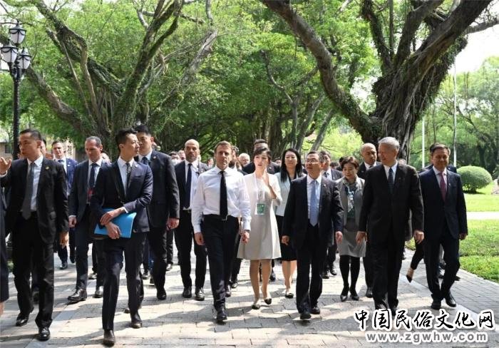 马克龙中英法三语分享访华行程 赞“法中友谊万岁!”