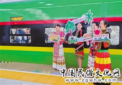 4月13日,首趟中老铁路国际旅客列车正式开行—— “友谊之路”再添新活力